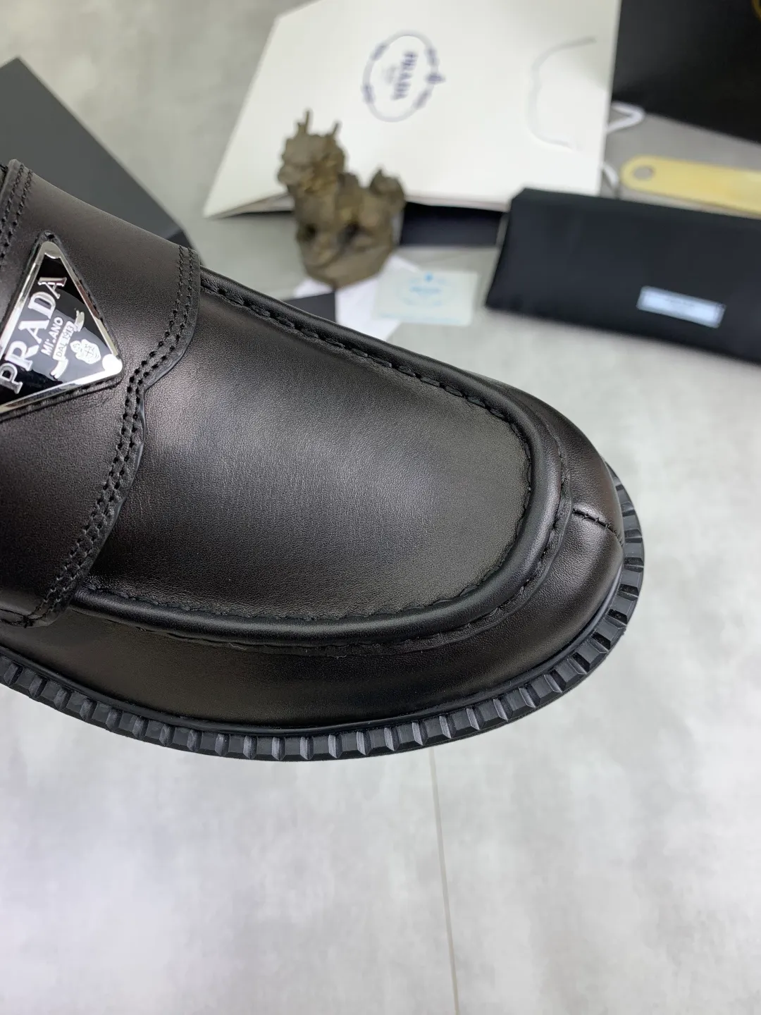 Men's men's shoes 💰P680 new style 💰 💎💎💎 water-dyed cow lining original order quality PRADA —🆘. Prada original order purchasing agent, high-end business leather shoes, fabric: imported from Italy calfskin ➕ water-dyed cow lining / cowhide lining ➕ special original foam outsole, fine workmanship, real thing ^_^ Photographed 🎬size: 39-45
